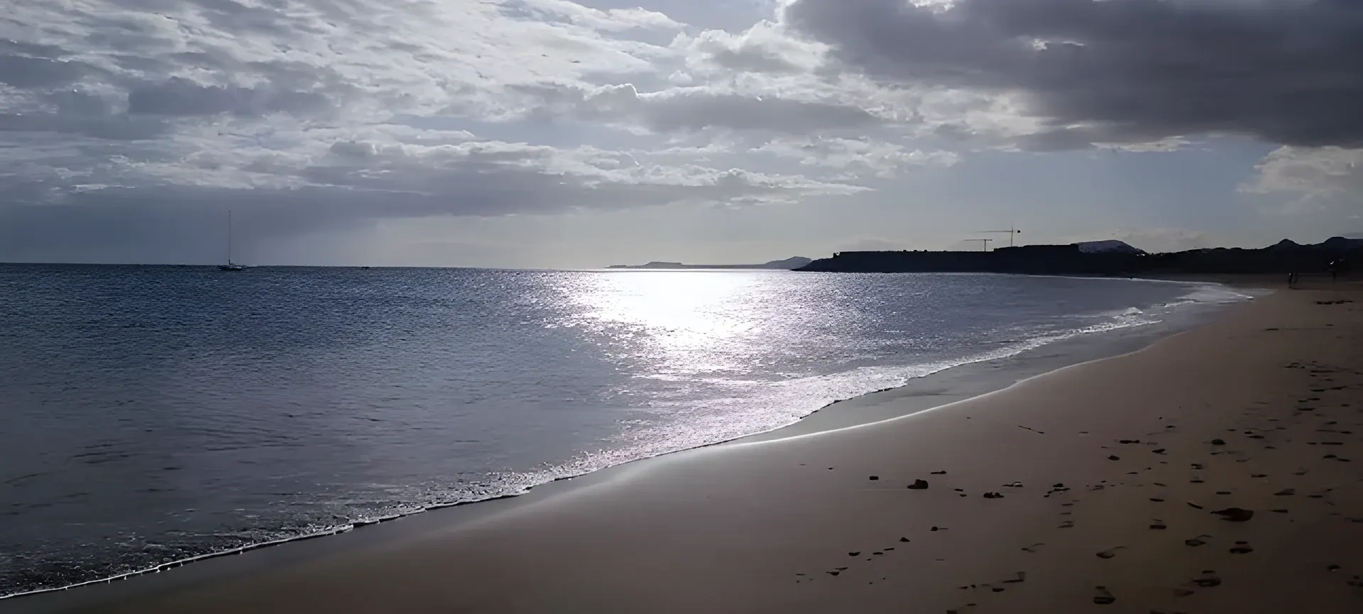 Playa de la Tejita al atardecer, a un paseo del apartamento