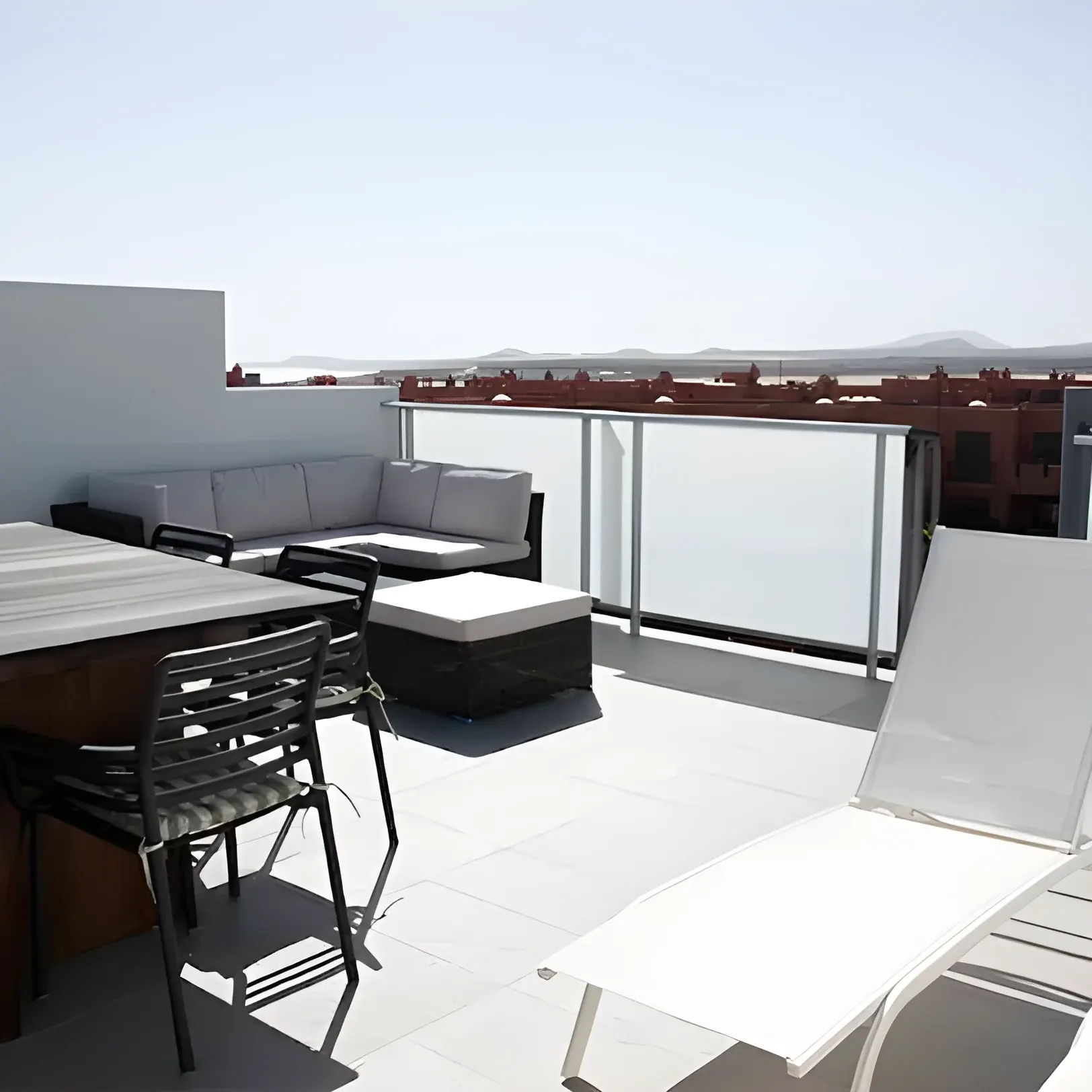 Zona chill-out y hamacas en la terraza de la azotea