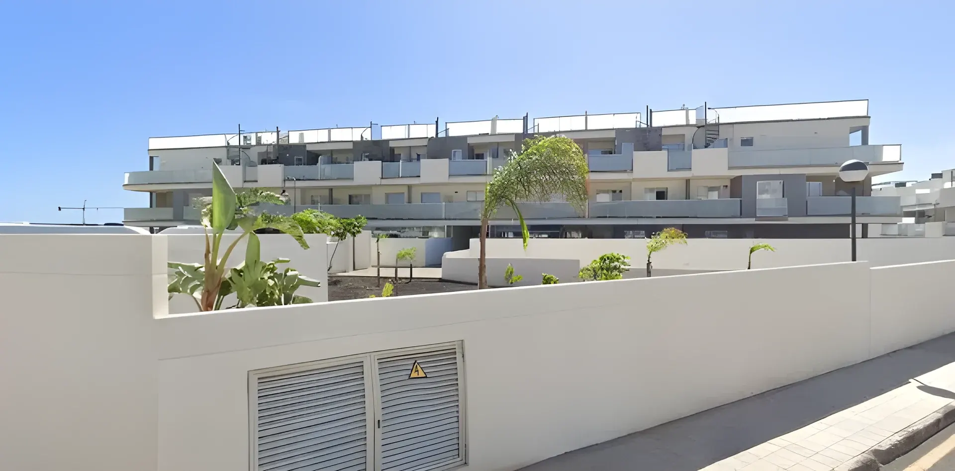 El residencial visto desde la calle, en la urbanización de La Tejita